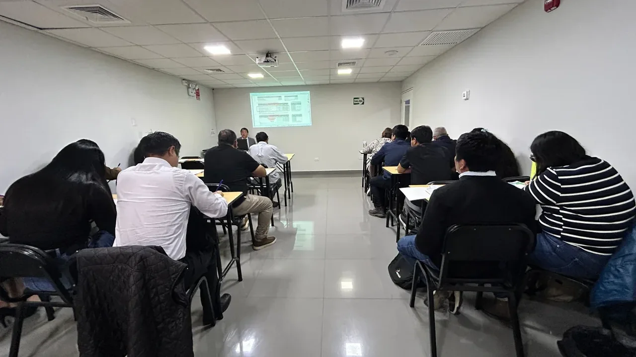 Sesión del instituto con participantes del sector público en la sede de Lince