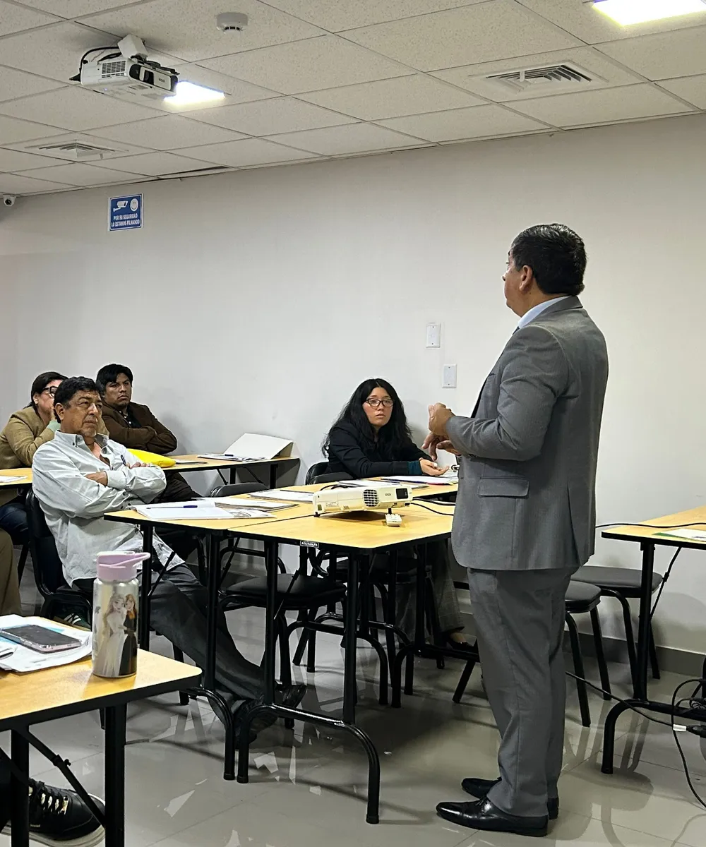 Docente explicando frente al aula durante una sesión en la sede de Lima